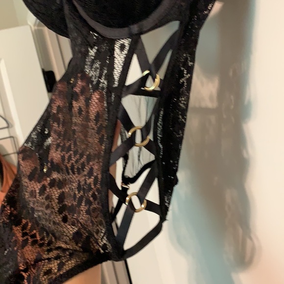 *SOLD* Victoria’s Secret Criss Cross Ring Teddy - Picture 5 of 7